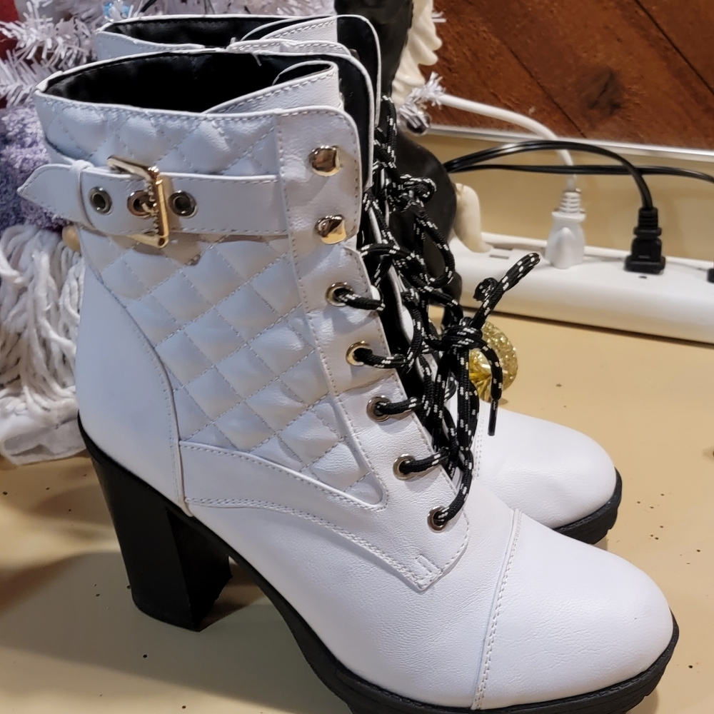 G by Guess Sz9.5M white heeled boots
